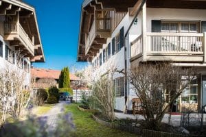 ZWISCHEN DEN HÄUSERN