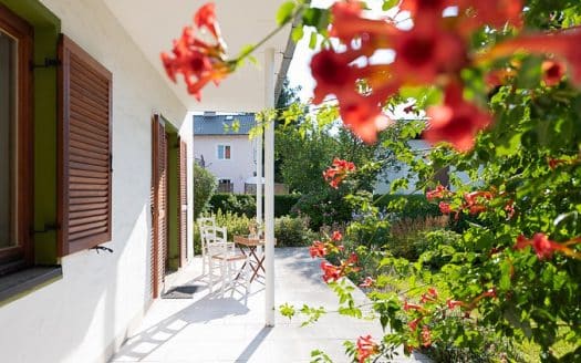 VERKAUFT- RUHIGE FAMILIENOASE MIT BERGBLICK & TRAUMGARTEN