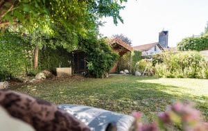 EINGEWACHSENER GARTEN