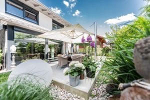 HAUSANSICHT & GARTEN