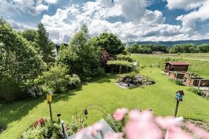 BLICK VOM OG IN DEN GARTEN