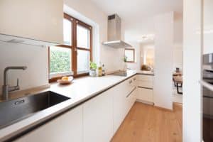 KÜCHE MIT BLICK INS WOHNZIMMER