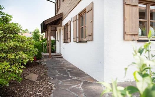 VERKAUFT- HOLZKIRCHEN HAID – FAMILIENFREUNDLICHES LANDHAUS MIT VIEL PLATZ UND SONNENGARTEN