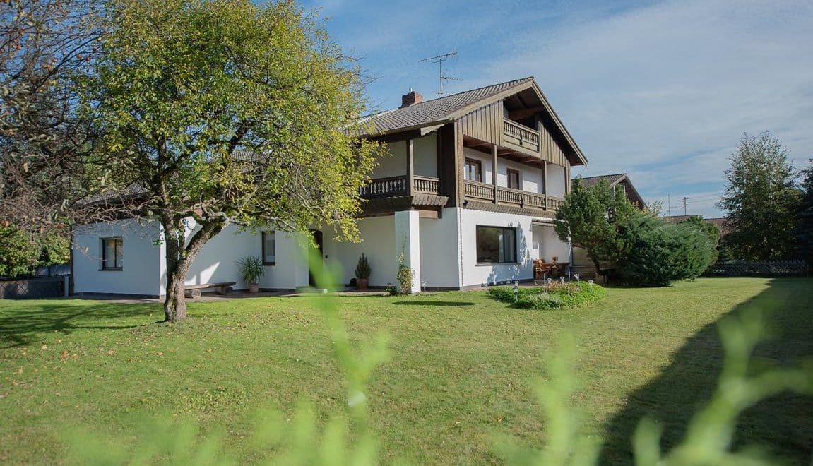 GROßZÜGIGES GRUNDSTÜCK