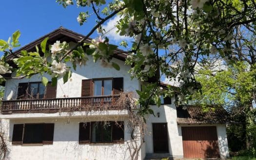 IN VERHANDLUNG – Naturnahes Wohnen in Föching: Älteres Einfamilienhaus oder Bauplatz am Rande von Feldern und Wiesen“