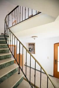 MASSSIVES TREPPENHAUS