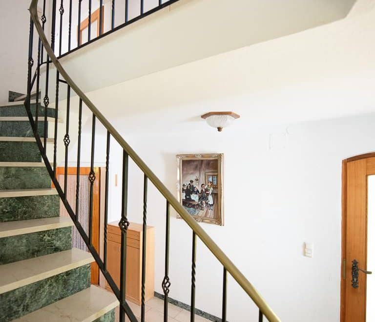 MASSSIVES TREPPENHAUS