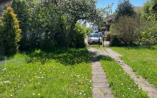 IN VERHANDLUNG – Naturnahes Wohnen in Föching: Älteres Einfamilienhaus oder Bauplatz am Rande von Feldern und Wiesen“