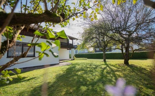 IN VERHANDLUNG – „Sonnige Ruheoase – solides Wohnhaus mit viel Raum für Familien & Generationen“