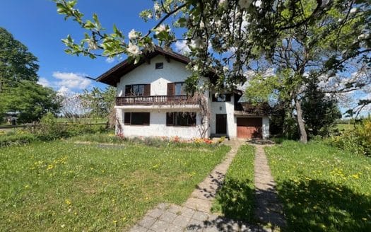 IN VERHANDLUNG – Naturnahes Wohnen in Föching: Älteres Einfamilienhaus oder Bauplatz am Rande von Feldern und Wiesen“