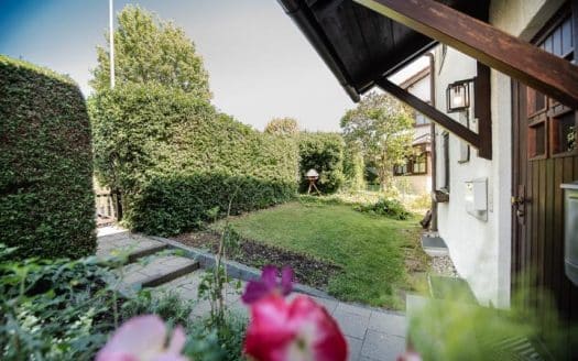 EIN PLATZ ZUM AUFBLÜHEN -REIHENECKHAUS MIT CHARME UND SCHÖNEM GARTEN