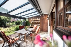 ÜBERDACHTE TERRASSE