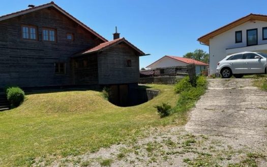 BAUGRUND F&Uuml;R EIN KLEINES EINFAMILIENHAUS IM GR&Uuml;NEN