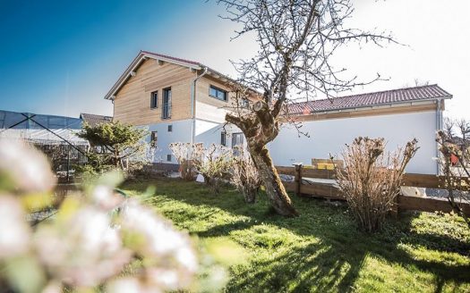 ENDLICH RAUS AUFS LAND &ndash; MODERNE HAUSH&Auml;LFTE IN L&Auml;NDLICHER UMGEBUNG