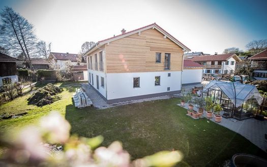 ENDLICH RAUS AUFS LAND &ndash; MODERNE HAUSH&Auml;LFTE IN L&Auml;NDLICHER UMGEBUNG