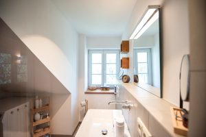 BAD MIT FENSTER