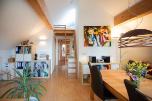 WOHNRAUM MIT BLICK ZUR DIELE