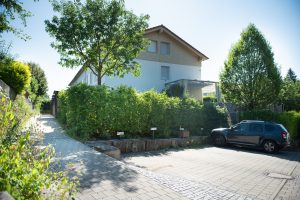 EINDRÜCKE VOR DEM HAUS