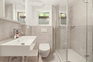 DUSCHBAD IM SOUTERRAIN