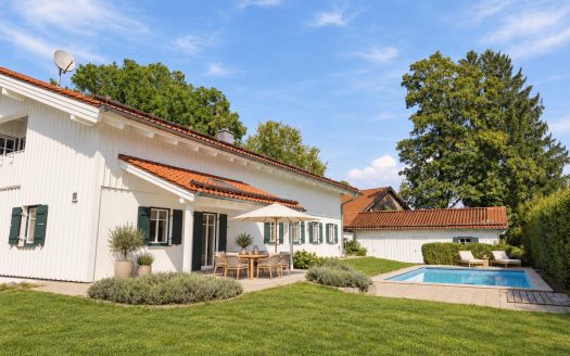 Alpenpanorama & Privatsphäre – charmantes Landhaus mit Pool und Einliegerwohnung