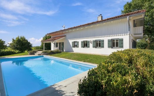 Alpenpanorama & Privatsphäre – charmantes Landhaus mit Pool und Einliegerwohnung