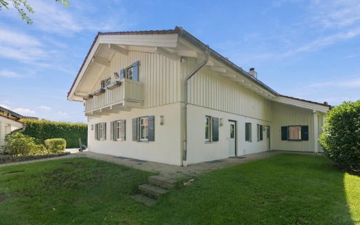 Alpenpanorama & Privatsphäre – charmantes Landhaus mit Pool und Einliegerwohnung