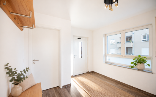 Zentral wohnen, Ruhe genie&szlig;en &ndash; 3 Zimmer mit gro&szlig;em &uuml;berdachtem Balkon und Lift